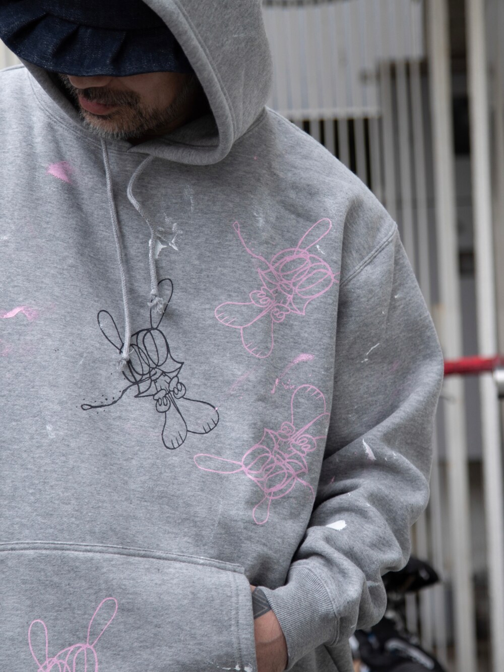 「NIKE、SPECIAL 1 CLOTHING、SKOLOCT、スウェット、ペイント、スウェットセットアップ、メッシュタンク、春コーデ、40代ストリート、裏原、surku、AIR METAL MAX、スニーカー、ラフ、原宿ストリート」｜「Yo! Bros!のアイテム（ハット、ブルー系）」を使った、Dジロさんさん（メンズ・175cm）の春コーディネートの2枚目の写真