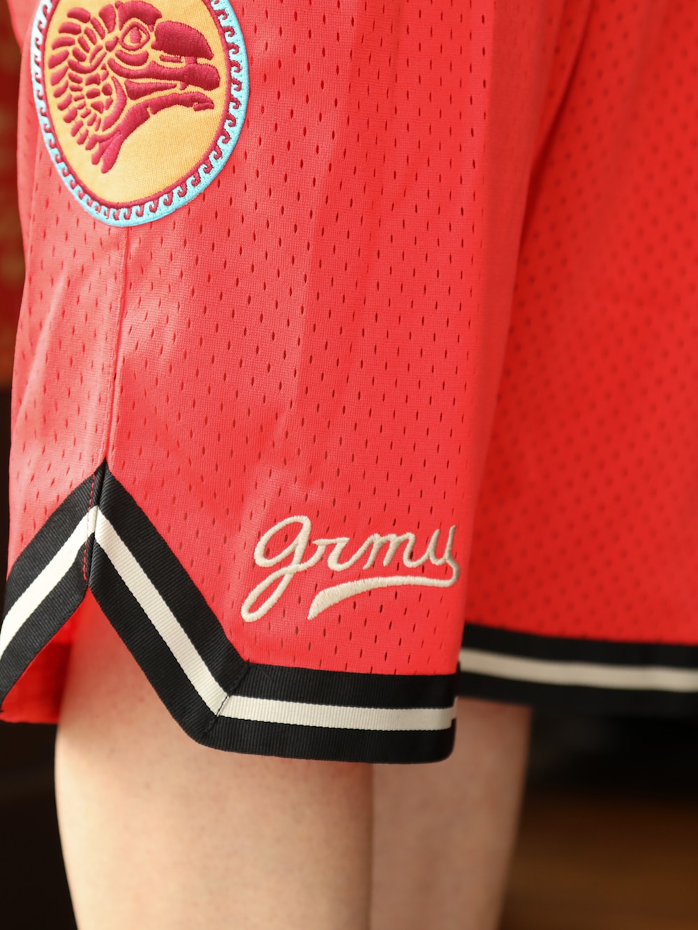 イエロー系のTシャツ/カットソー、レッド系のその他パンツ、グレー系のハットを着用したメンズの夏コーディネートの4枚目の写真