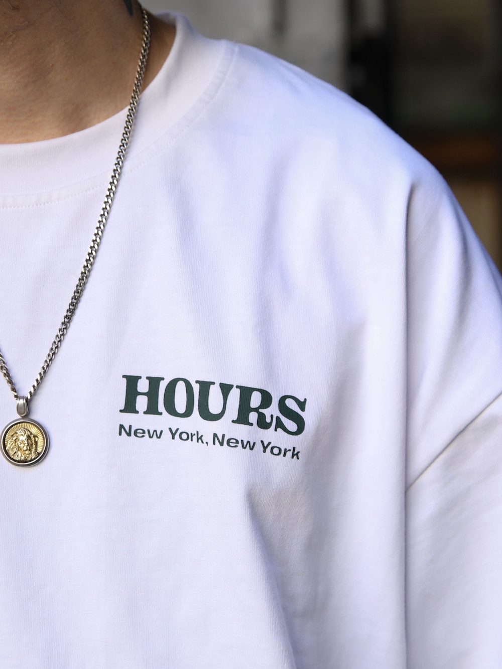 ホワイト系のTシャツ/カットソー、ブラック系のその他パンツ、グレー系のスニーカーを着用したメンズの春コーディネートの2枚目の写真