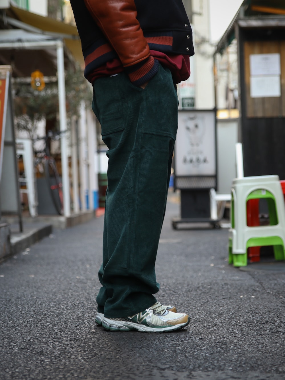 ブラウン系のスタジャン、グリーン系のその他パンツ、グリーン系のスニーカーを着用したメンズの冬コーディネートの5枚目の写真