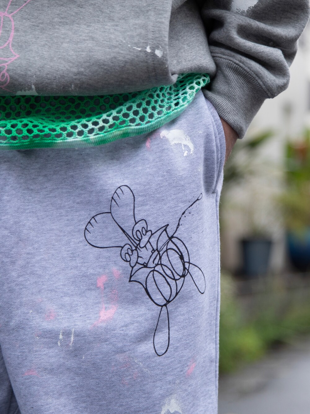 「NIKE、SPECIAL 1 CLOTHING、SKOLOCT、スウェット、ペイント、スウェットセットアップ、メッシュタンク、春コーデ、40代ストリート、裏原、surku、AIR METAL MAX、スニーカー、ラフ、原宿ストリート」｜「Yo! Bros!のアイテム（ハット、ブルー系）」を使った、Dジロさんさん（メンズ・175cm）の春コーディネートの4枚目の写真