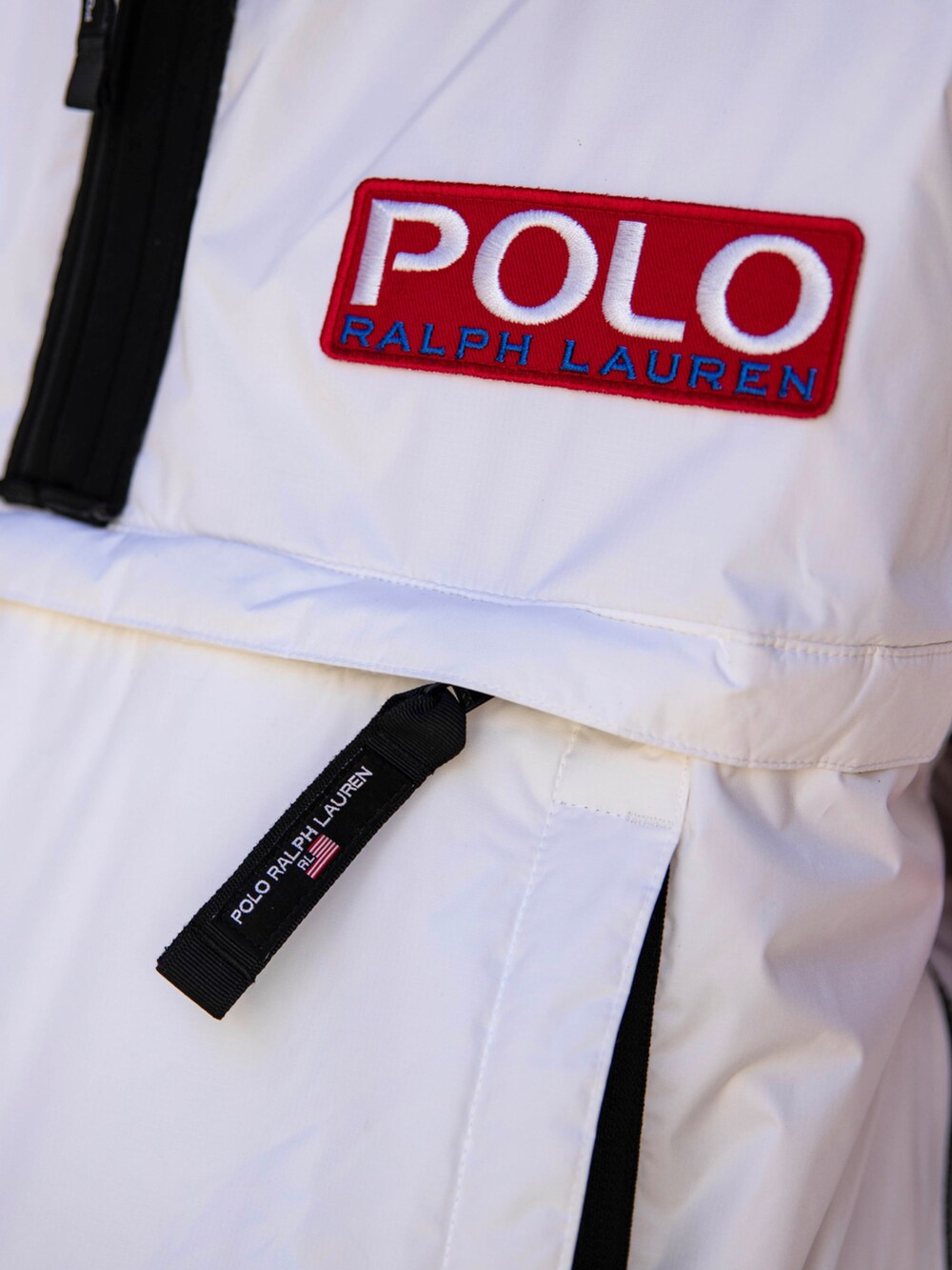 ホワイト系のダウンジャケット/コート、グレー系のスウェットパンツ、ホワイト系のスニーカーを着用したメンズの冬コーディネートの3枚目の写真