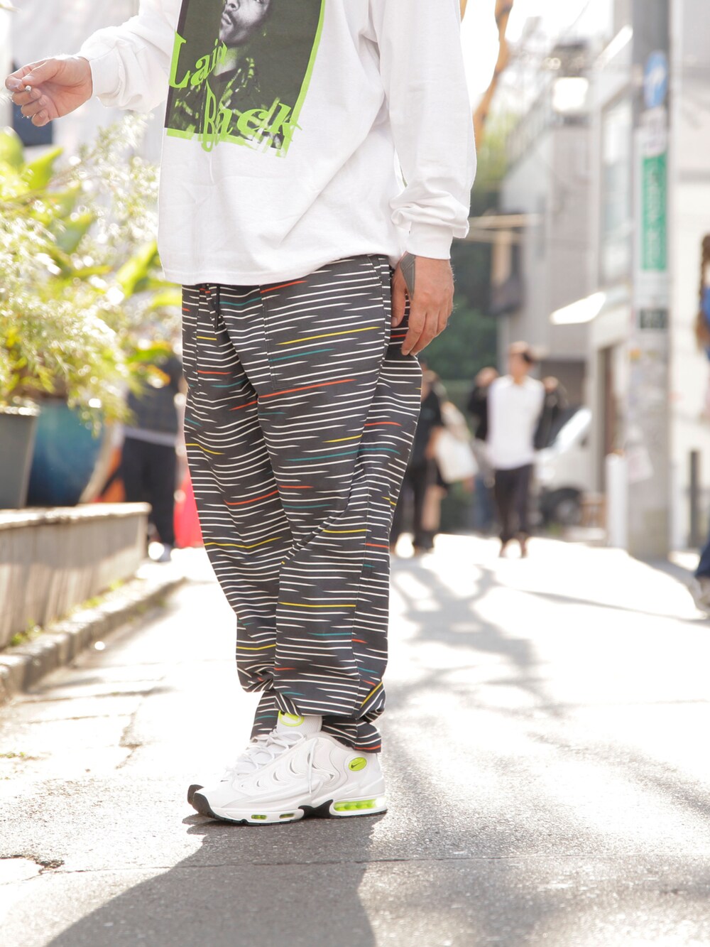 ホワイト系のビジネスシャツ、ブラック系のその他パンツ、ホワイト系のスニーカーを着用したメンズの秋コーディネートの5枚目の写真