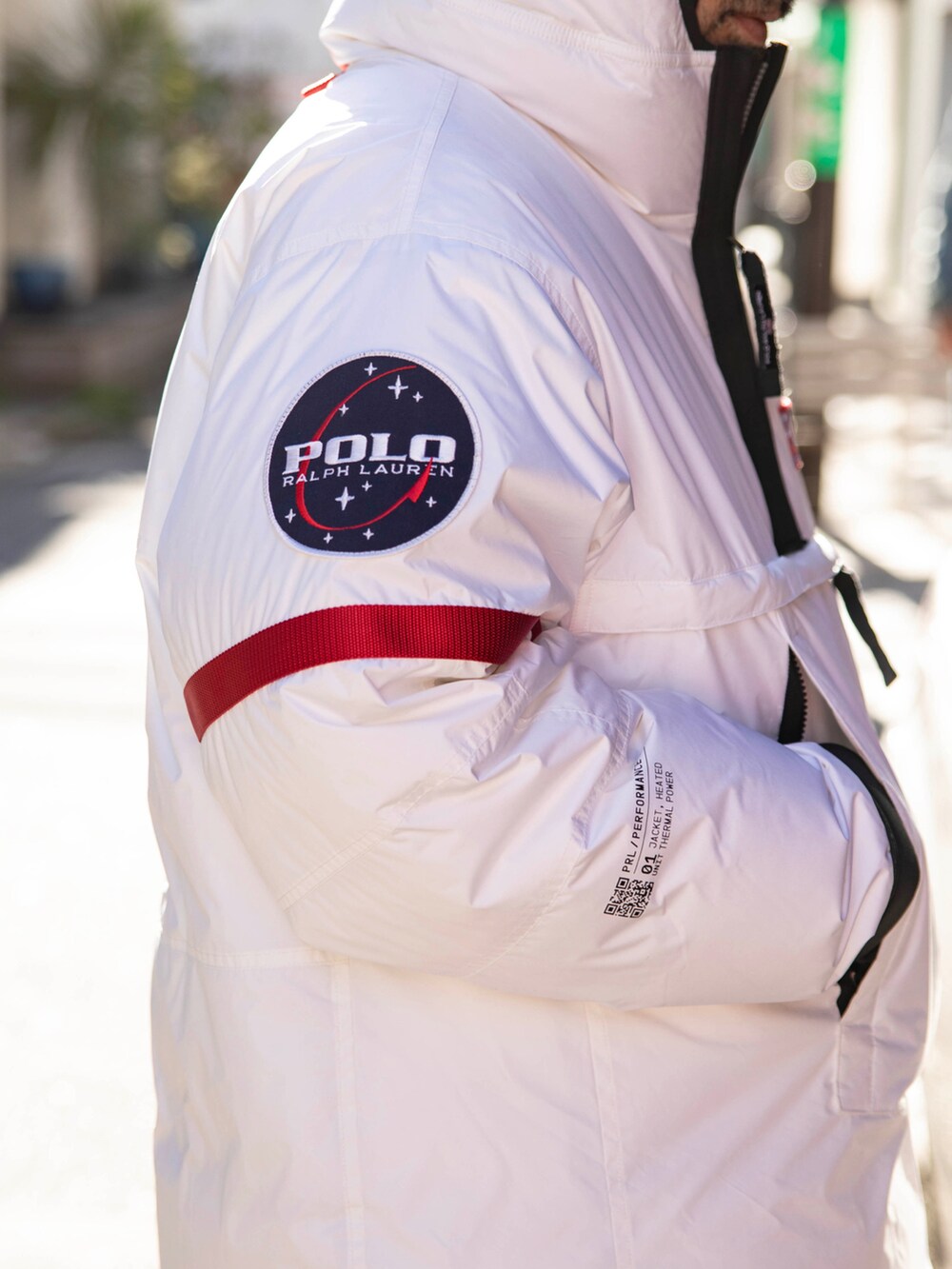 ホワイト系のダウンジャケット/コート、グレー系のスウェットパンツ、ホワイト系のスニーカーを着用したメンズの冬コーディネートの4枚目の写真