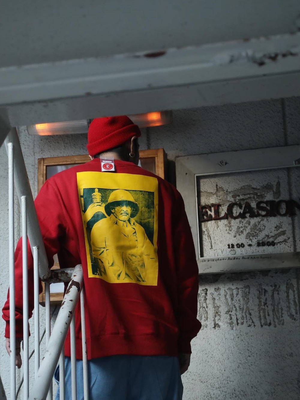 ブルー系のスタジャン、レッド系のスウェット、ブルー系のデニムパンツを着用したメンズの冬コーディネートの4枚目の写真