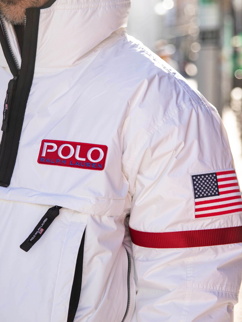 ホワイト系のダウンジャケット/コート、グレー系のスウェットパンツ、ホワイト系のスニーカーを着用したメンズの冬コーディネートの2枚目の写真