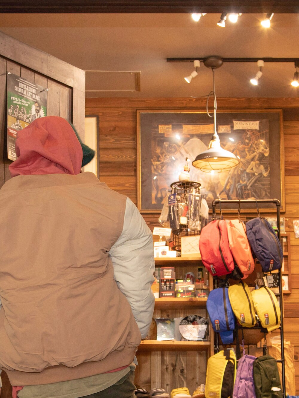 ピンク系のスタジャン、ピンク系のパーカー、グリーン系のカーゴパンツを着用したメンズの秋コーディネートの4枚目の写真