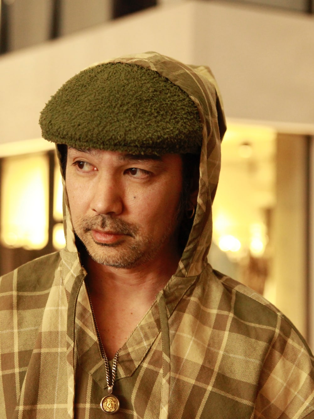 グリーン系のMA-1、ベージュ系のシャツ/ブラウス、オレンジ系のスウェットパンツを着用したメンズの春コーディネートの4枚目の写真