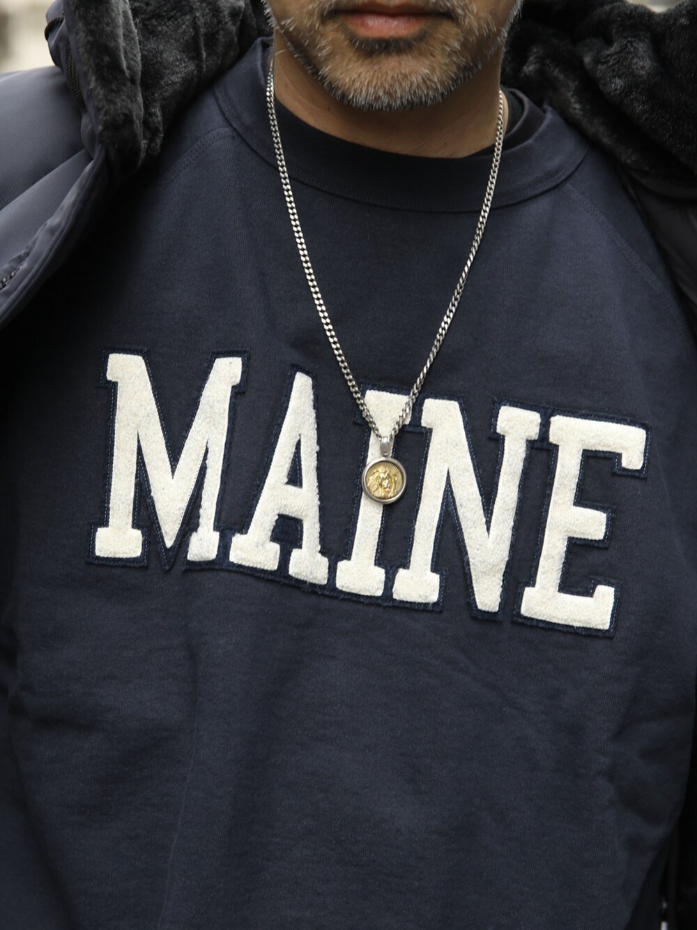 ブルー系のその他アウター、ブルー系のスウェット、グレー系のスウェットパンツを着用したメンズの冬コーディネートの3枚目の写真