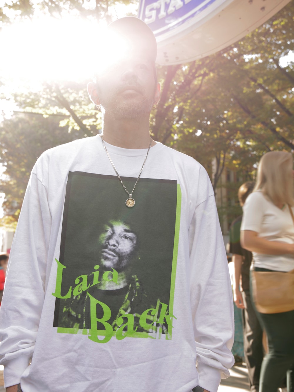 ホワイト系のビジネスシャツ、ブラック系のその他パンツ、ホワイト系のスニーカーを着用したメンズの秋コーディネートの2枚目の写真