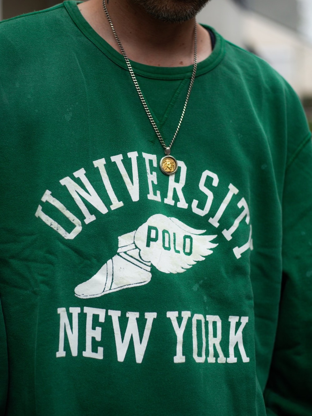 グリーン系のスウェット、グリーン系のスウェットパンツ、ブラウン系のスニーカーを着用したメンズの夏コーディネートの2枚目の写真