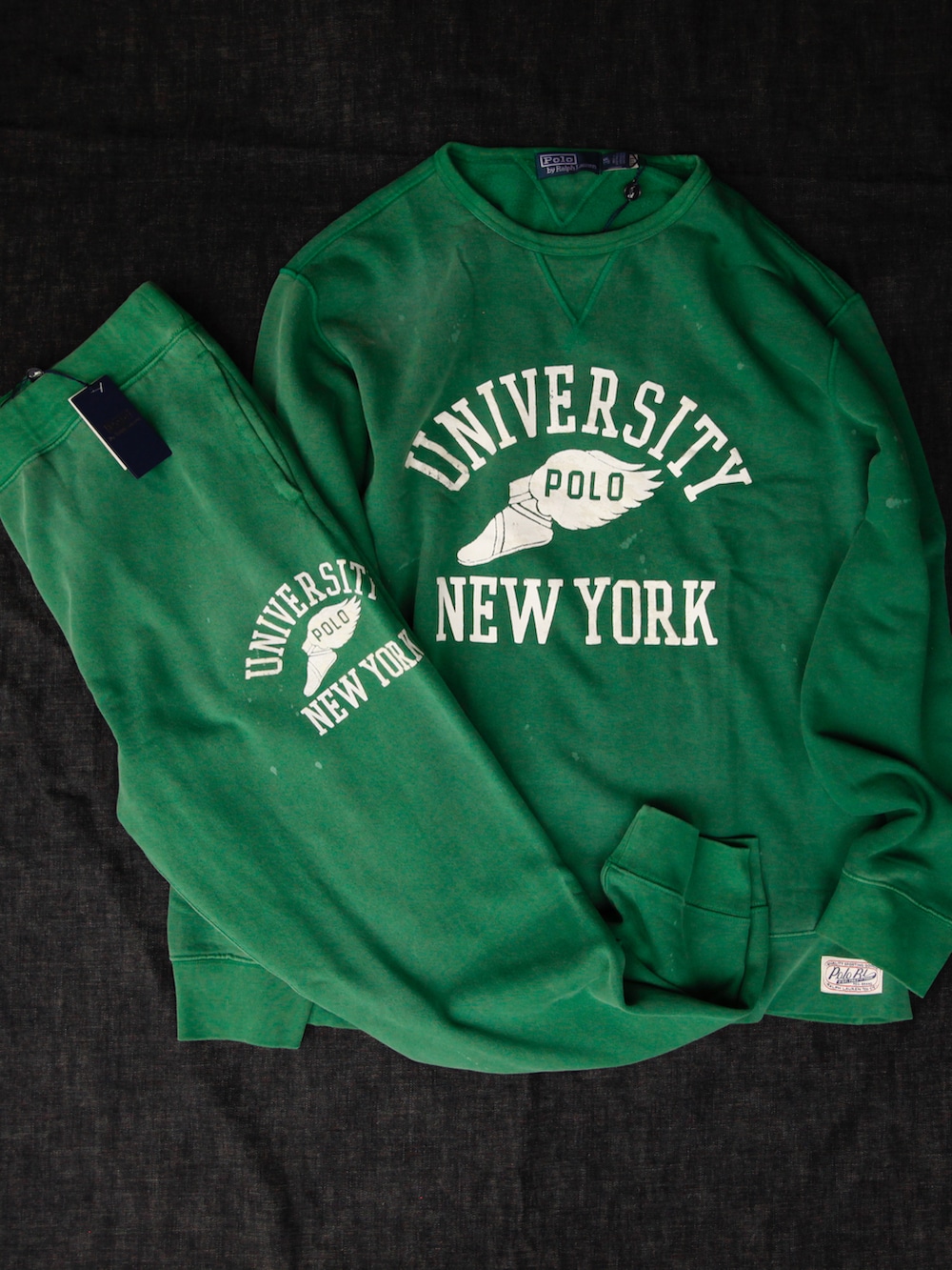 グリーン系のスウェット、グリーン系のスウェットパンツ、ブラウン系のスニーカーを着用したメンズの夏コーディネートの4枚目の写真