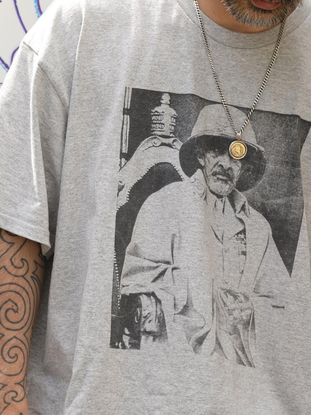 グレー系のTシャツ/カットソー、ブルー系のスウェットパンツ、グレー系のスニーカーを着用したメンズの夏コーディネートの3枚目の写真