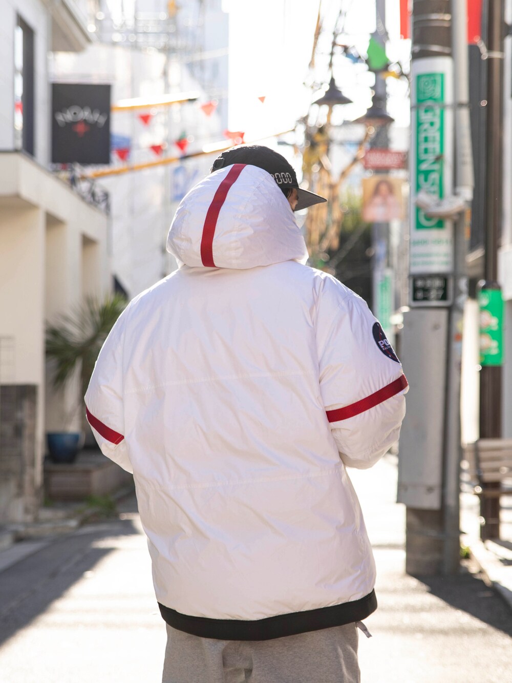 ホワイト系のダウンジャケット/コート、グレー系のスウェットパンツ、ホワイト系のスニーカーを着用したメンズの冬コーディネートの5枚目の写真