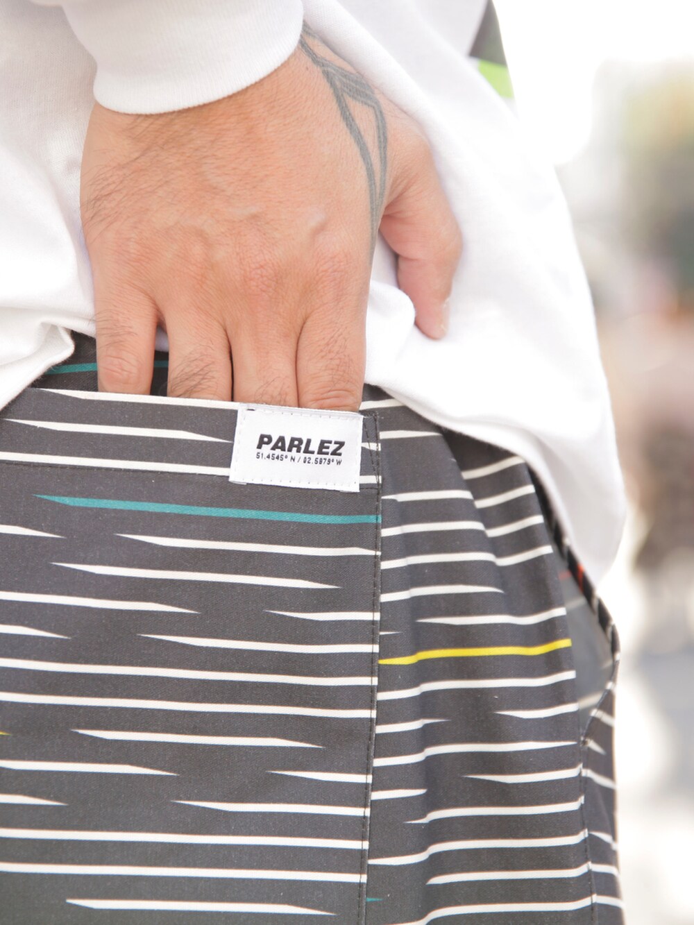 ホワイト系のビジネスシャツ、ブラック系のその他パンツ、ホワイト系のスニーカーを着用したメンズの秋コーディネートの4枚目の写真