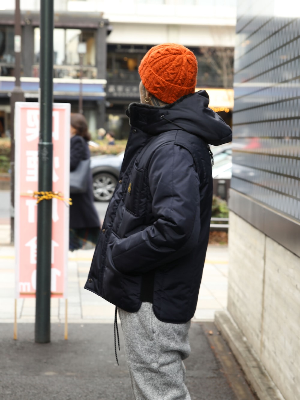 ブルー系のその他アウター、ブルー系のスウェット、グレー系のスウェットパンツを着用したメンズの冬コーディネートの2枚目の写真