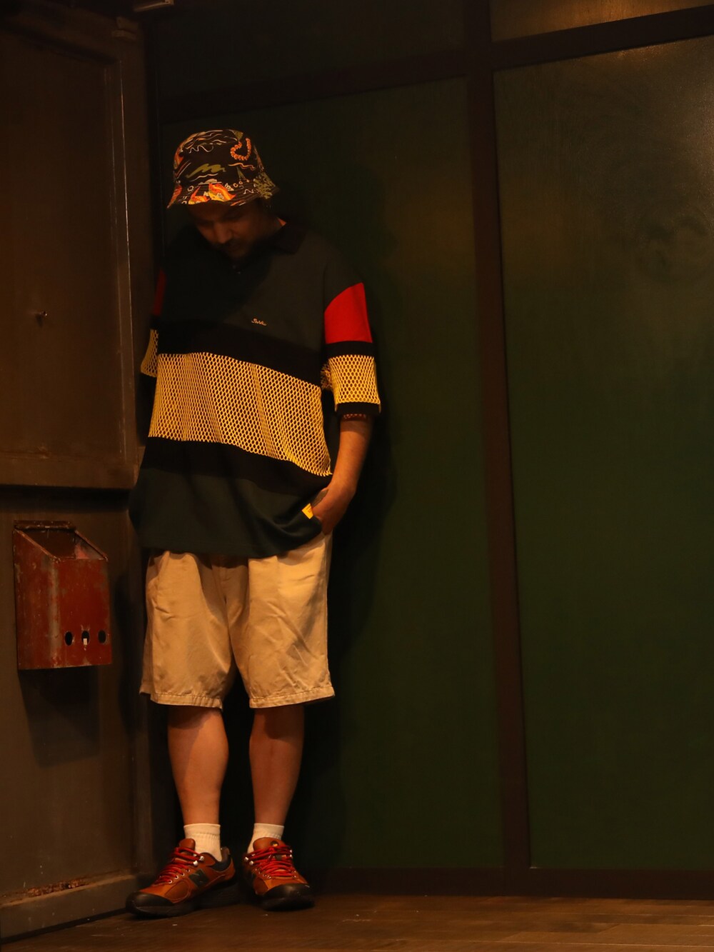 その他のポロシャツ、ベージュ系のチノパンツ、ブルー系のハットを着用したメンズの夏コーディネートの5枚目の写真