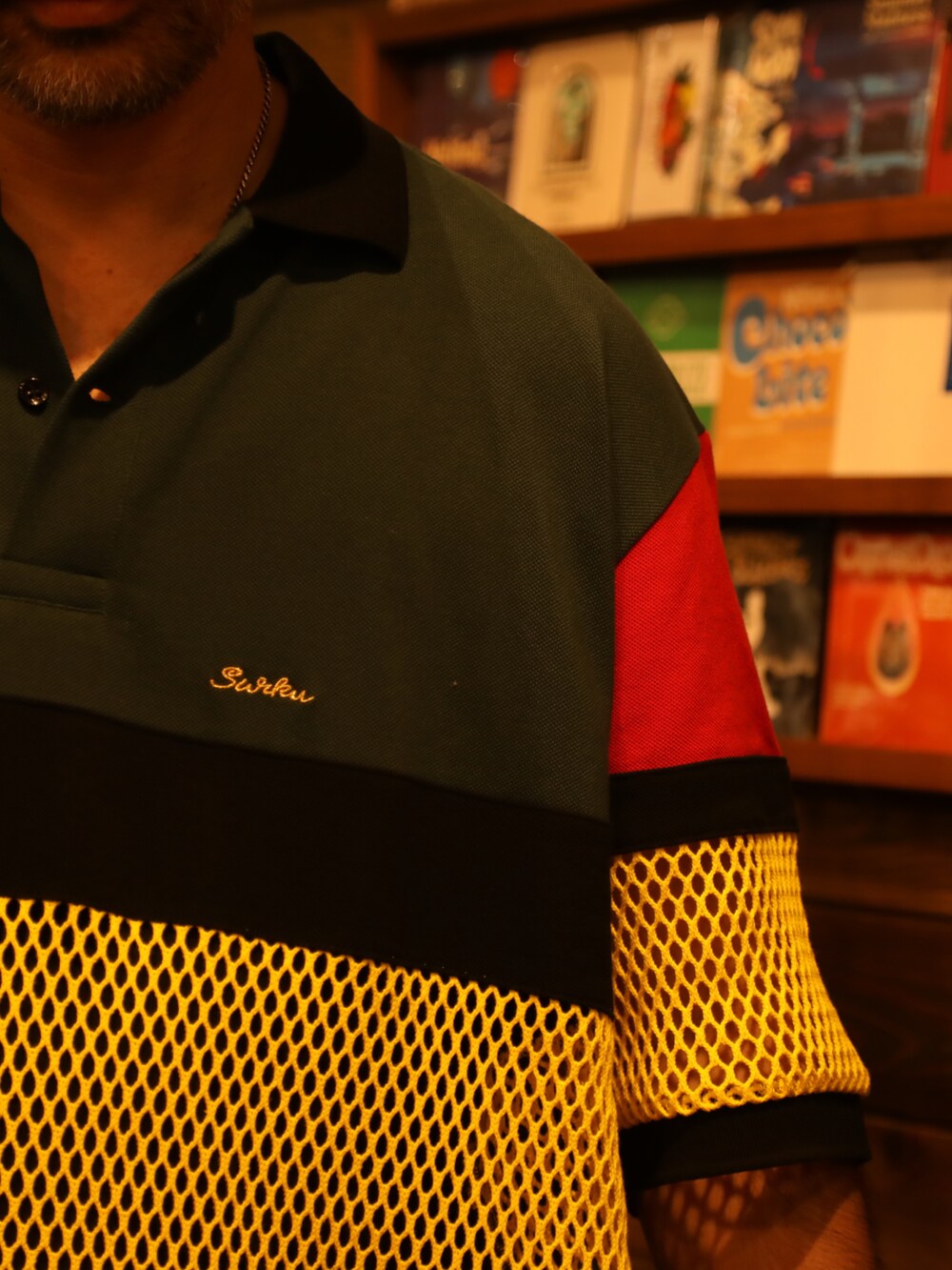 その他のポロシャツ、ベージュ系のチノパンツ、ブルー系のハットを着用したメンズの夏コーディネートの4枚目の写真