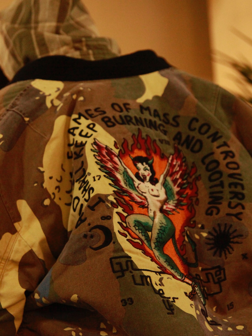 グリーン系のMA-1、ベージュ系のシャツ/ブラウス、オレンジ系のスウェットパンツを着用したメンズの春コーディネートの5枚目の写真