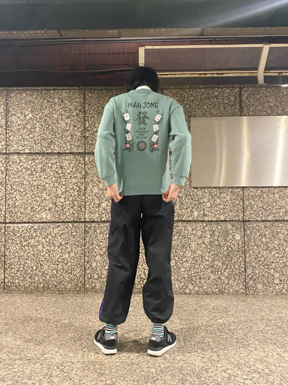 ブラック系のライダースジャケット、ブラック系のパンツ、ブラック系のスニーカーを着用したメンズの冬コーディネートの4枚目の写真