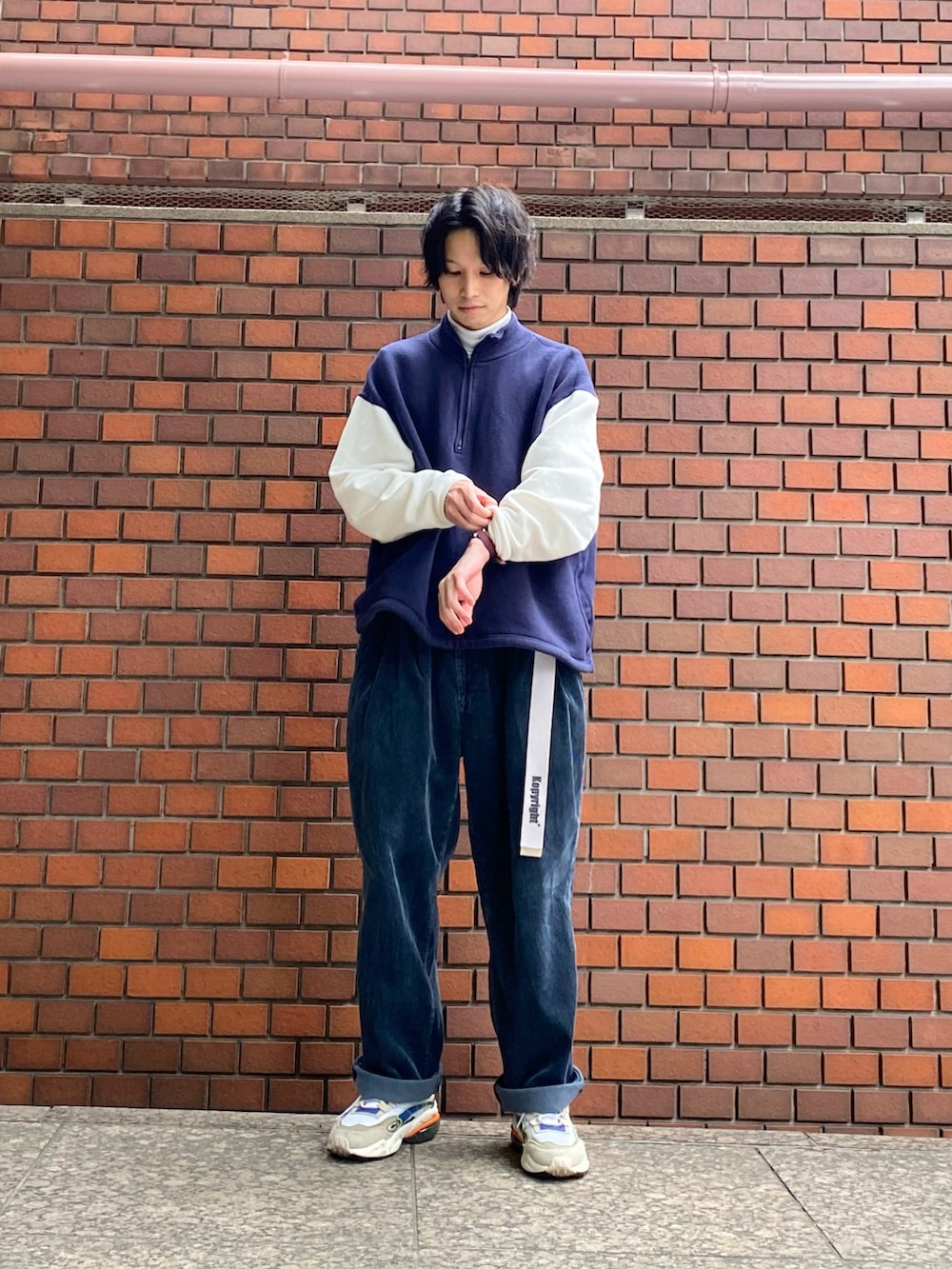 ブルー系のスウェット、ブルー系のパンツ、ホワイト系のスニーカーを着用したメンズの冬コーディネートの2枚目の写真