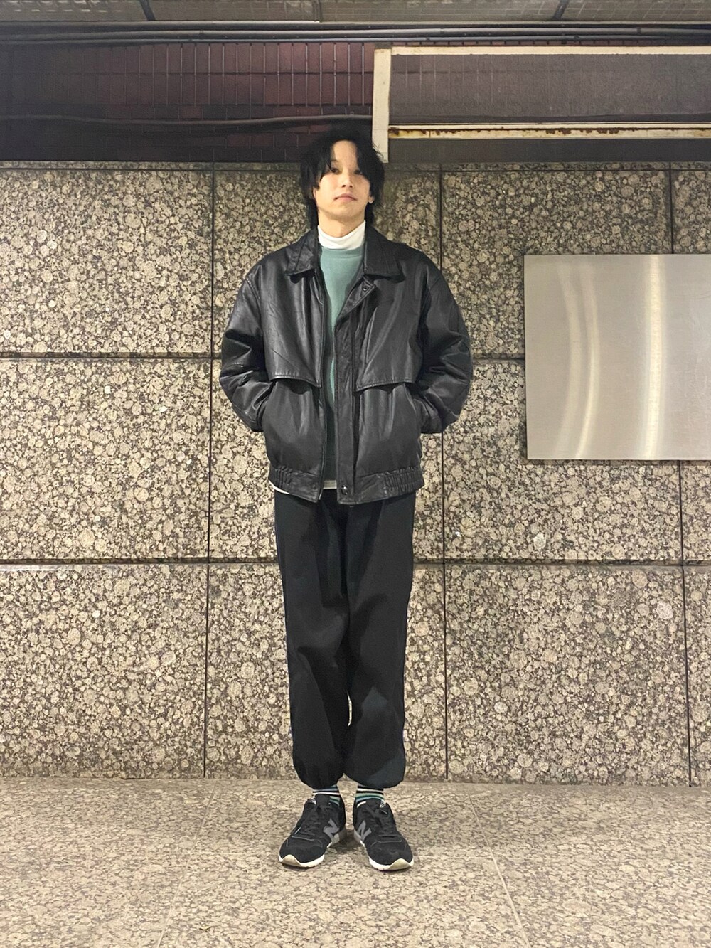 ブラック系のライダースジャケット、ブラック系のパンツ、ブラック系のスニーカーを着用したメンズの冬コーディネートの3枚目の写真