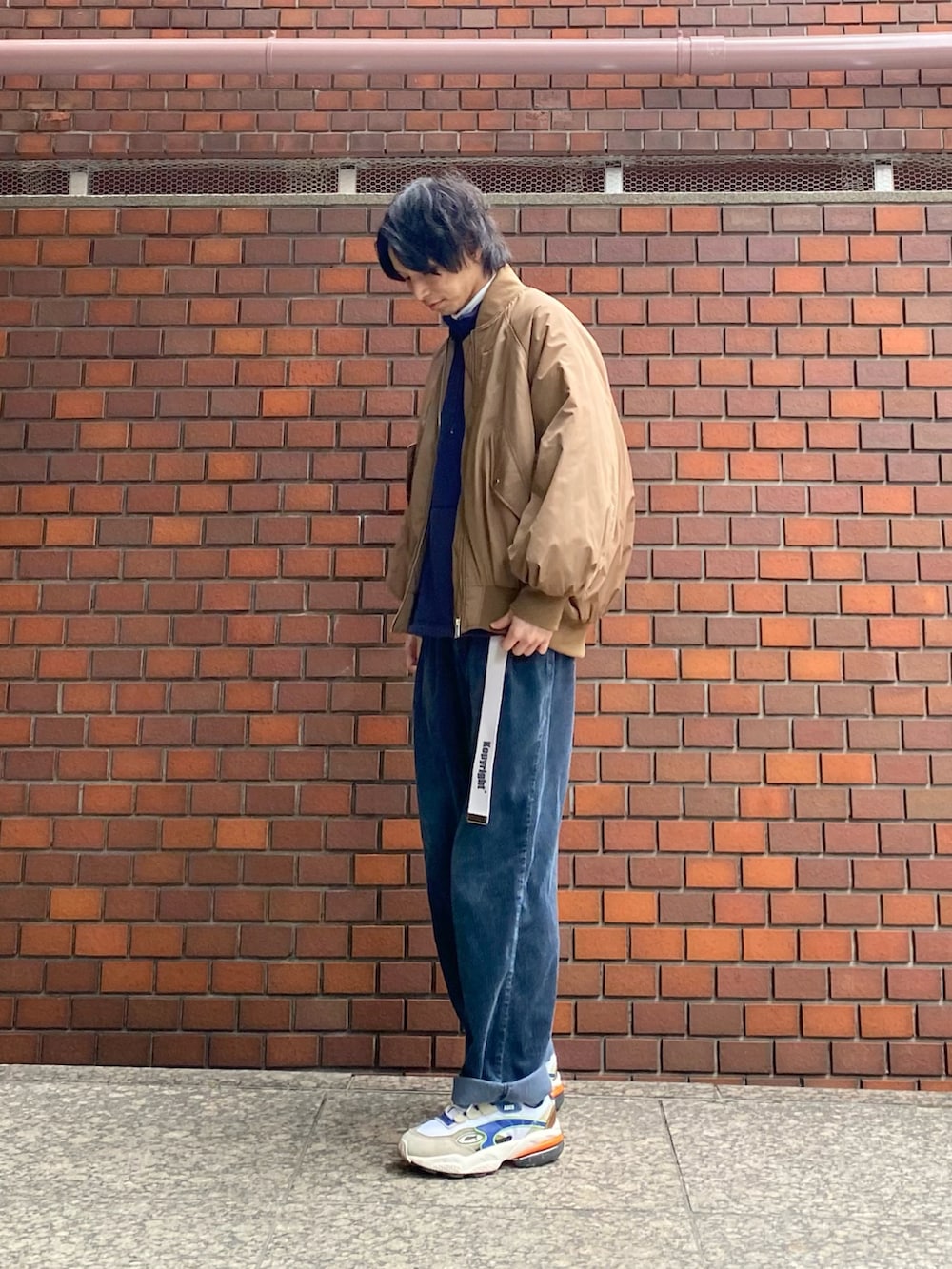 ブルー系のスウェット、ブルー系のパンツ、ホワイト系のスニーカーを着用したメンズの冬コーディネートの3枚目の写真