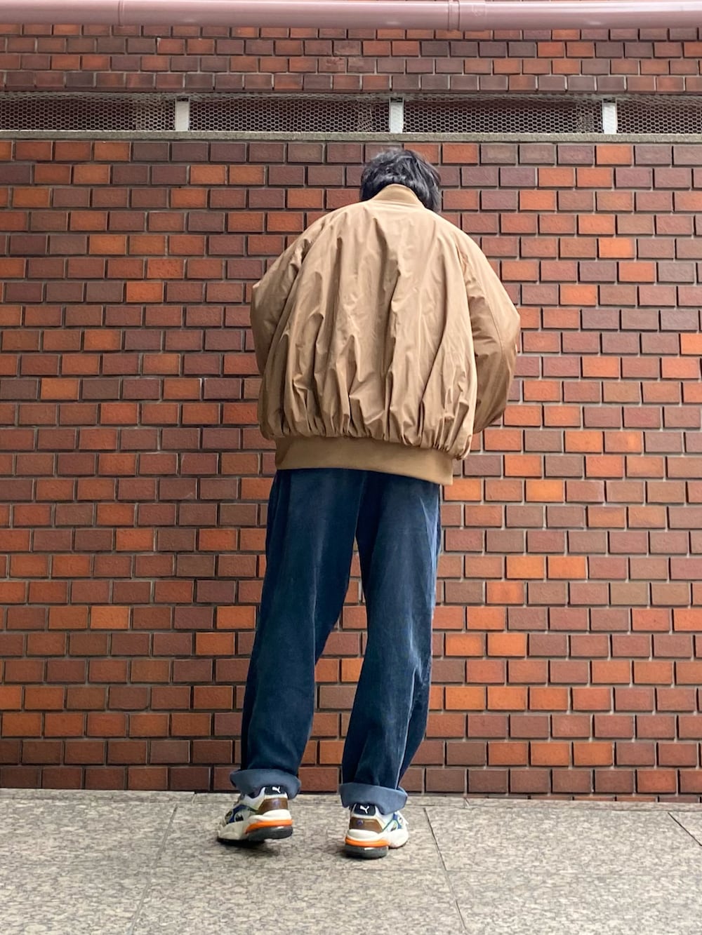ブルー系のスウェット、ブルー系のパンツ、ホワイト系のスニーカーを着用したメンズの冬コーディネートの4枚目の写真