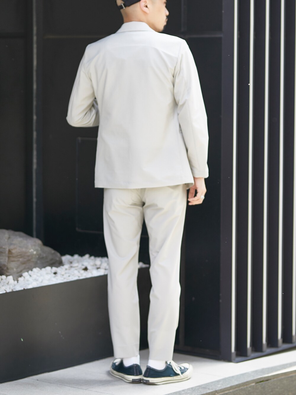 ベージュ系のセットアップ、ベージュ系のスラックスを着用したメンズの春コーディネートの4枚目の写真