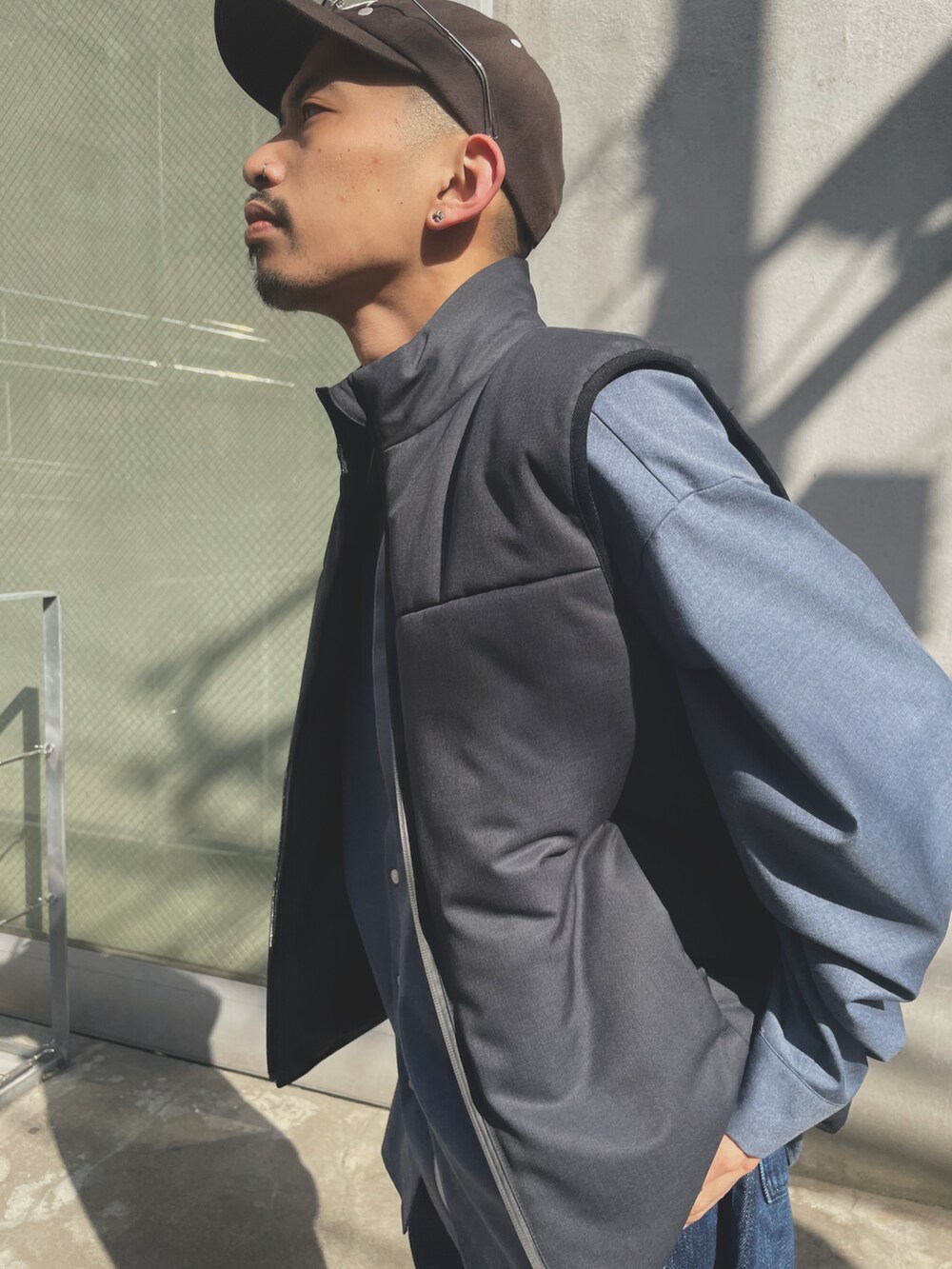 ブラック系のダウンベストを着用したメンズの冬コーディネートの2枚目の写真