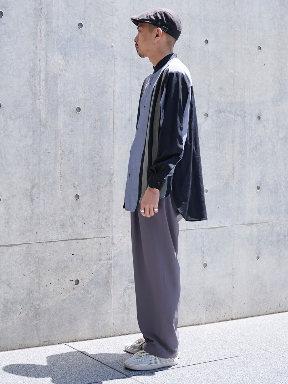 グレー系のシャツ/ブラウスを着用したメンズの春コーディネートの3枚目の写真