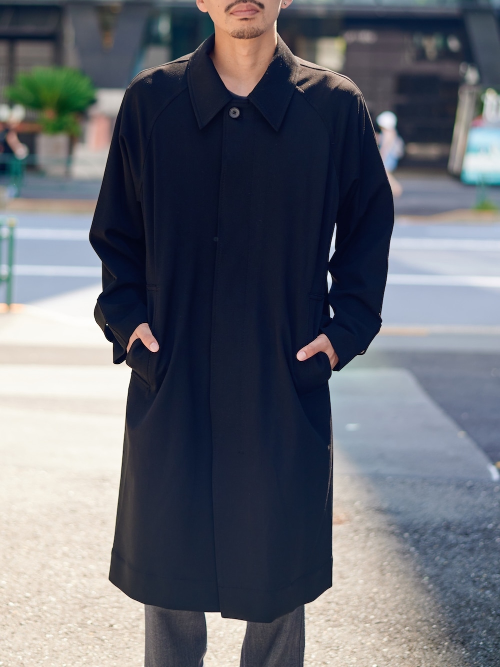 ブラック系のダウンジャケット/コートを着用したメンズの秋コーディネートの4枚目の写真