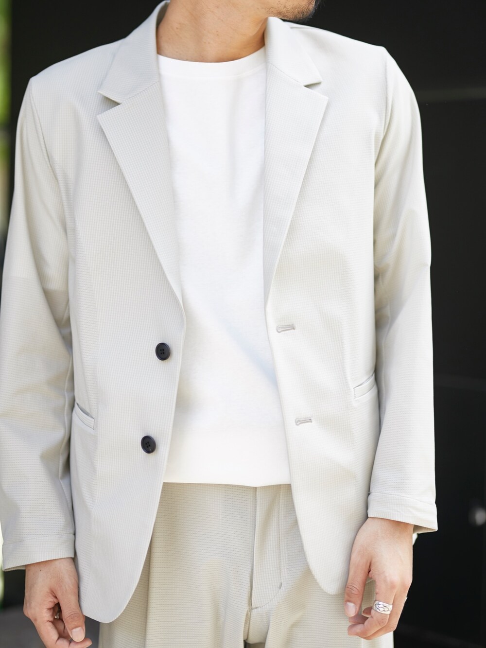 ベージュ系のセットアップ、ベージュ系のスラックスを着用したメンズの春コーディネートの5枚目の写真