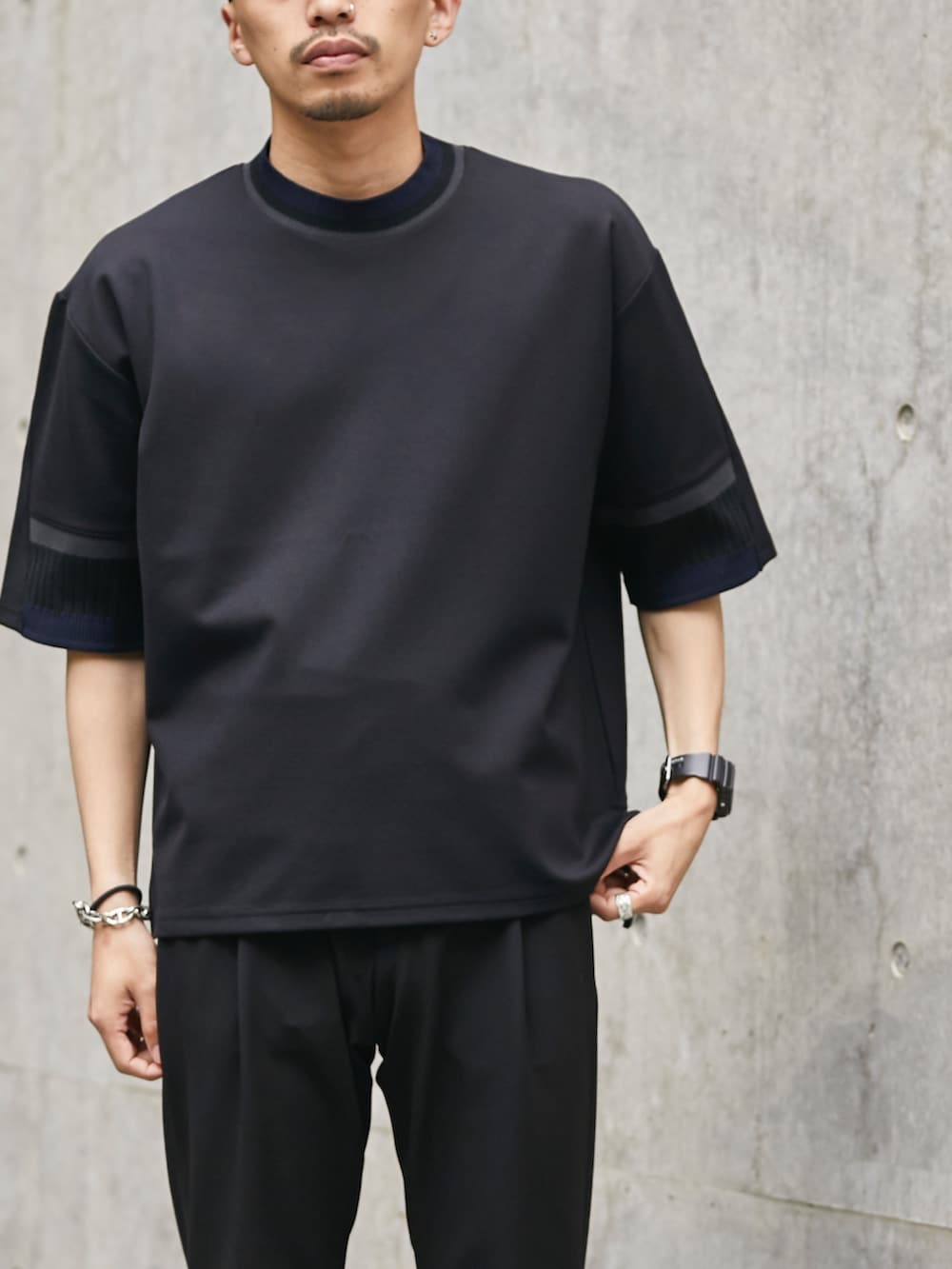 ブラック系のTシャツ/カットソーを着用したメンズの春コーディネートの2枚目の写真