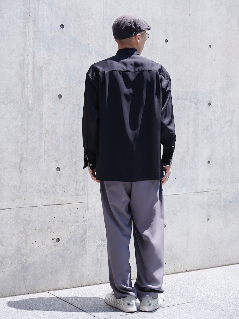 ブラック系のシャツ/ブラウスを着用したメンズの春コーディネートの4枚目の写真