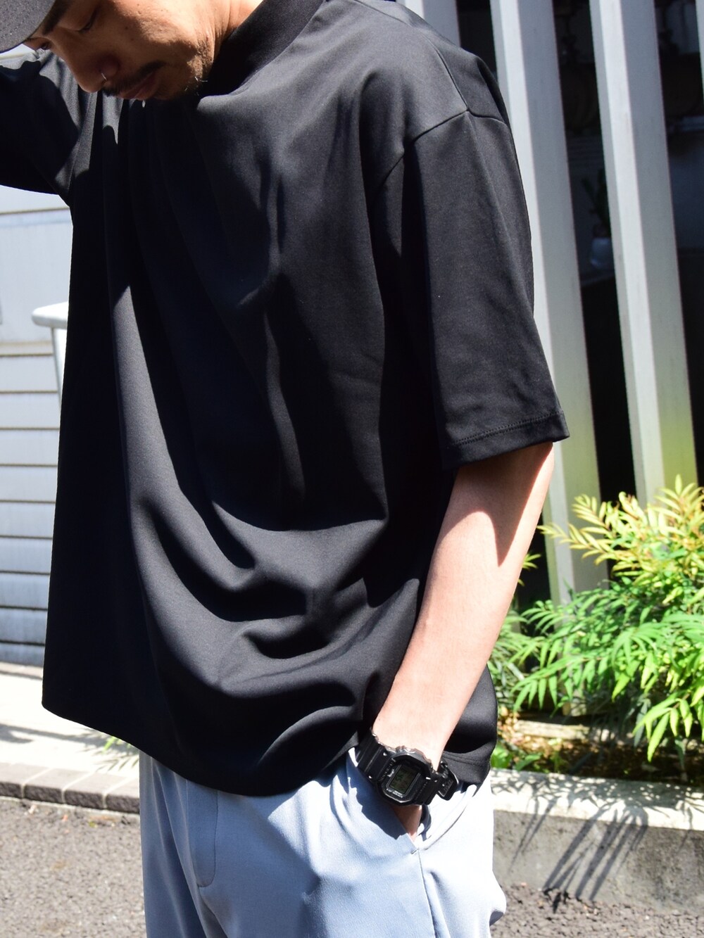 ブラック系のTシャツ/カットソーを着用したメンズの春コーディネートの4枚目の写真