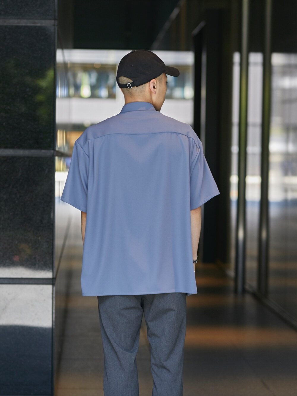 グレー系のシャツ/ブラウスを着用したメンズの春コーディネートの3枚目の写真