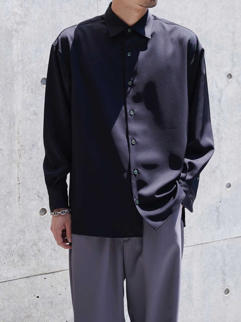 ブラック系のシャツ/ブラウスを着用したメンズの春コーディネートの2枚目の写真