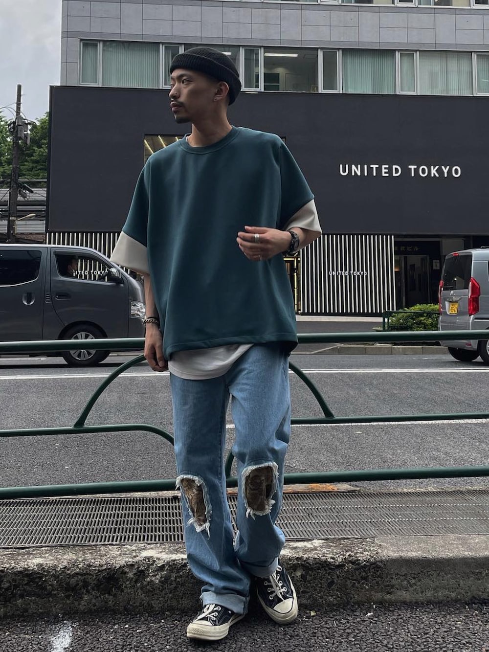 グリーン系のTシャツ/カットソー、ブルー系のデニムパンツを着用したメンズの春コーディネートの2枚目の写真