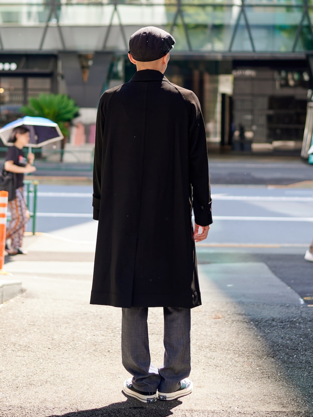 ブラック系のダウンジャケット/コートを着用したメンズの秋コーディネートの3枚目の写真