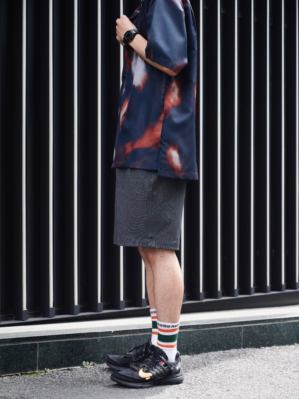 ブルー系のシャツ/ブラウスを着用したメンズの夏コーディネートの3枚目の写真