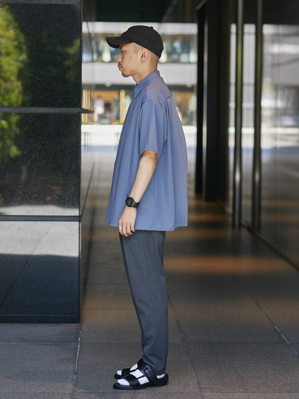 グレー系のシャツ/ブラウスを着用したメンズの春コーディネートの2枚目の写真