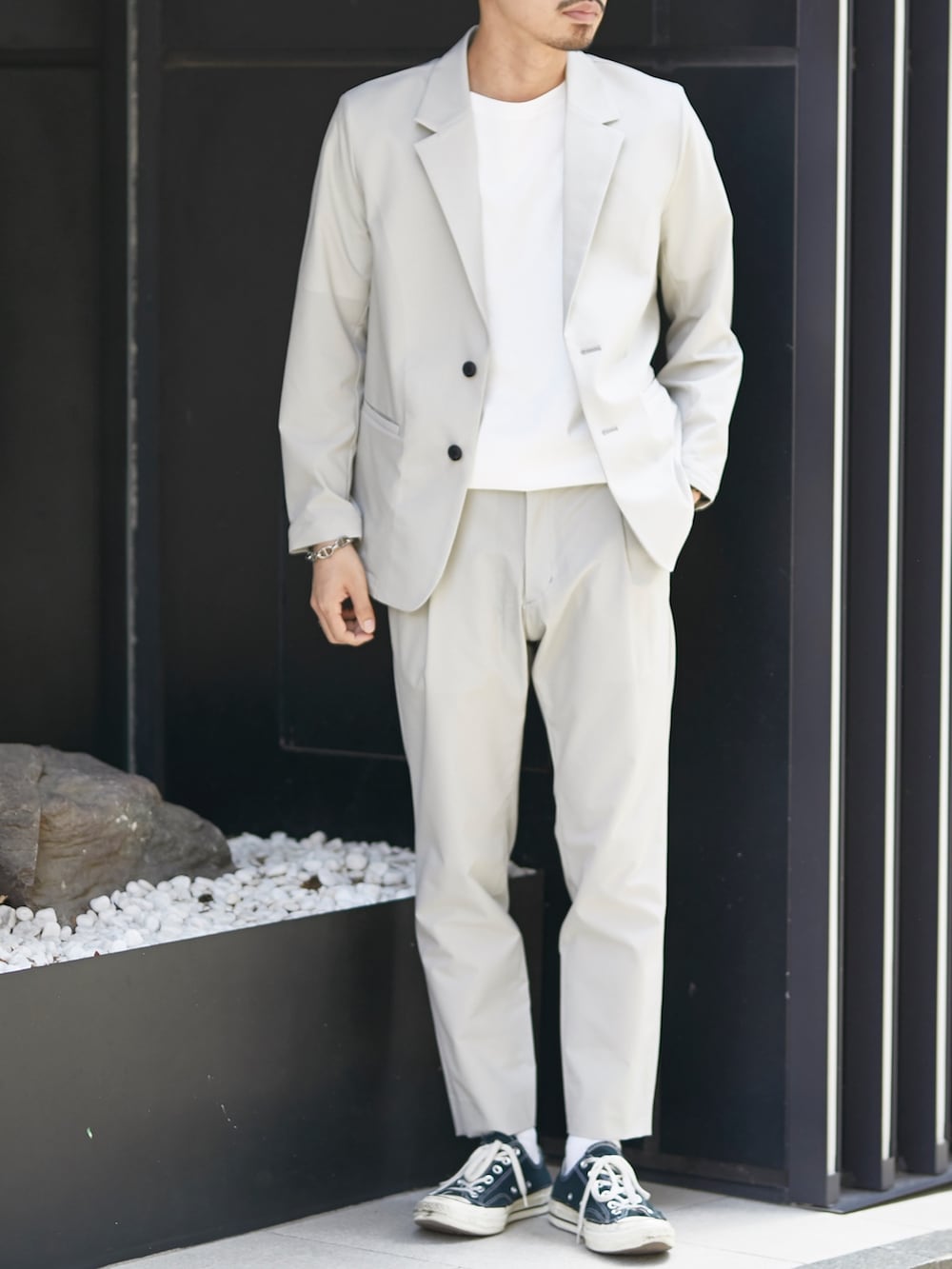 ベージュ系のセットアップ、ベージュ系のスラックスを着用したメンズの春コーディネートの2枚目の写真