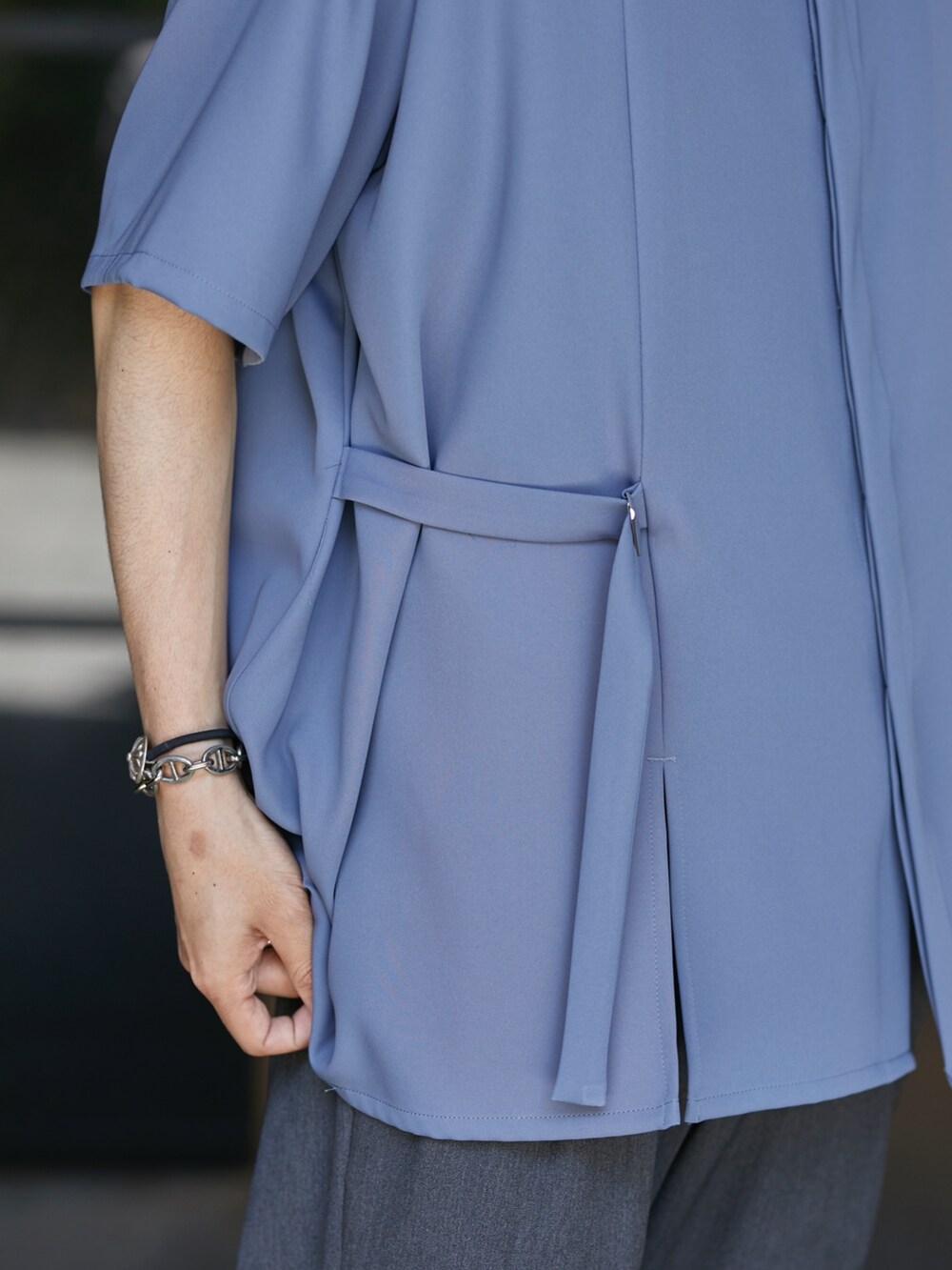 グレー系のシャツ/ブラウスを着用したメンズの春コーディネートの4枚目の写真