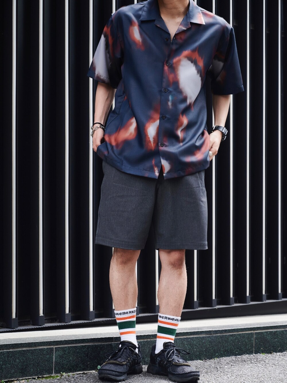 ブルー系のシャツ/ブラウスを着用したメンズの夏コーディネートの2枚目の写真
