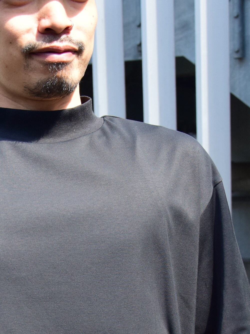 ブラック系のTシャツ/カットソーを着用したメンズの春コーディネートの5枚目の写真