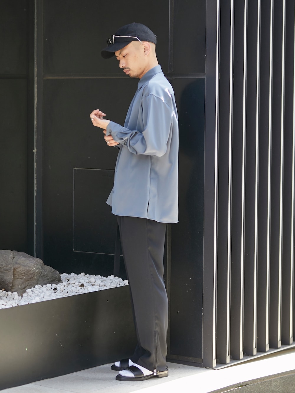 グレー系のシャツ/ブラウスを着用したメンズの春コーディネートの3枚目の写真