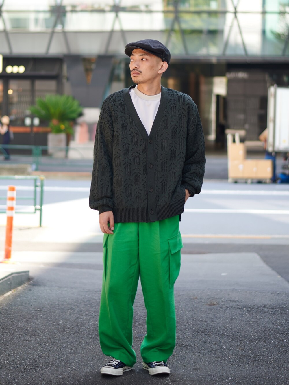 グリーン系のカーディガン/ボレロを着用したメンズの秋コーディネートの2枚目の写真