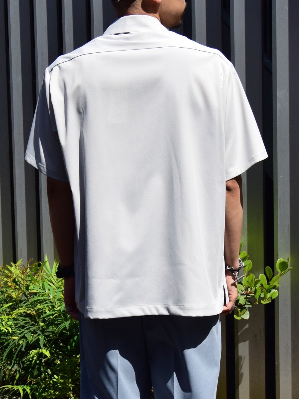 グレー系のシャツ/ブラウスを着用したメンズの春コーディネートの4枚目の写真