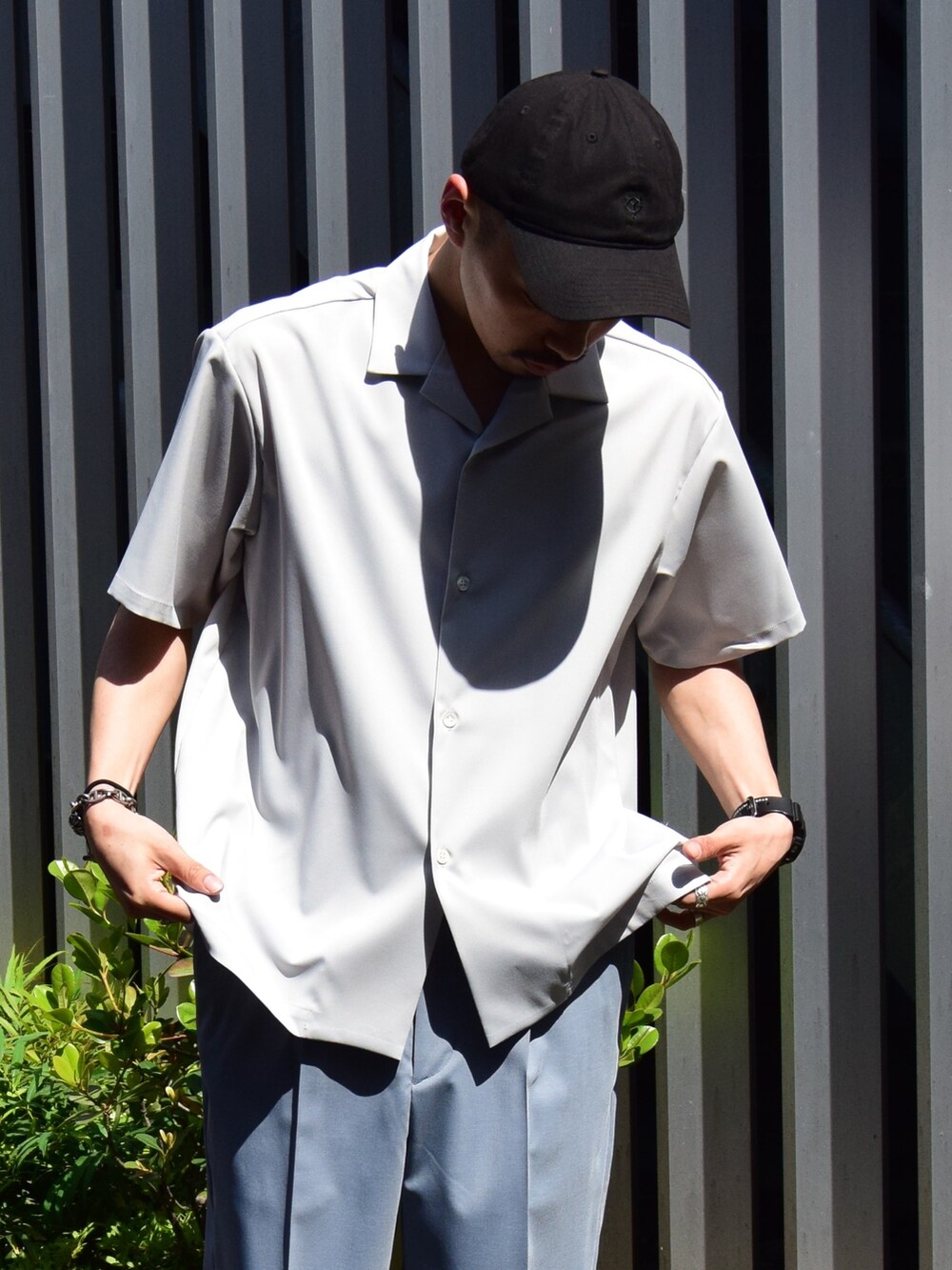 グレー系のシャツ/ブラウスを着用したメンズの春コーディネートの2枚目の写真